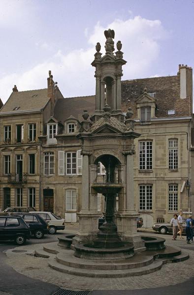 Ensemble de la fontaine sur une place animée