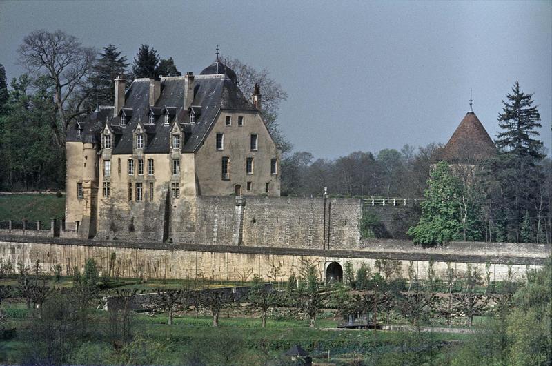 Ensemble sur jardin, potager au premier plan