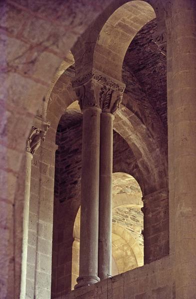 Intérieur : travée du triforium, chapiteaux