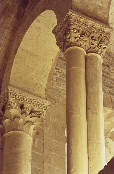 Intérieur : travée du triforium, chapiteaux