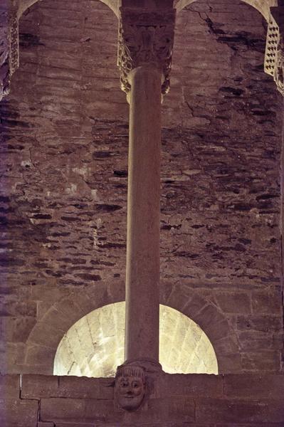 Intérieur : travée du triforium, chapiteaux