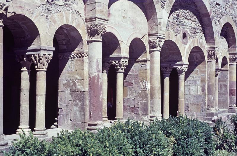 Cloître : arcature d'une galerie extérieure sur jardin