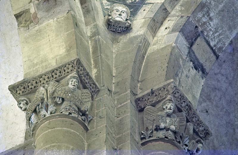 Intérieur : départ de voûtes à la croisée du transept, chapiteaux