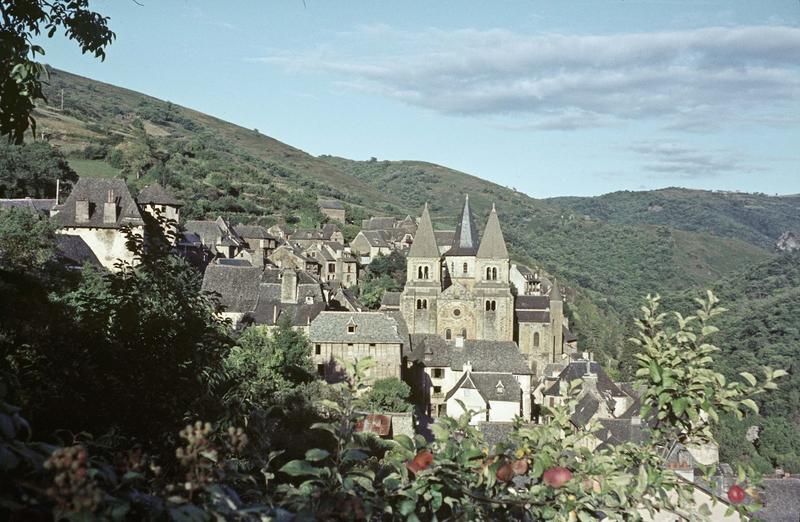 Vue générale de la ville, ensemble ouest de l'abbaye