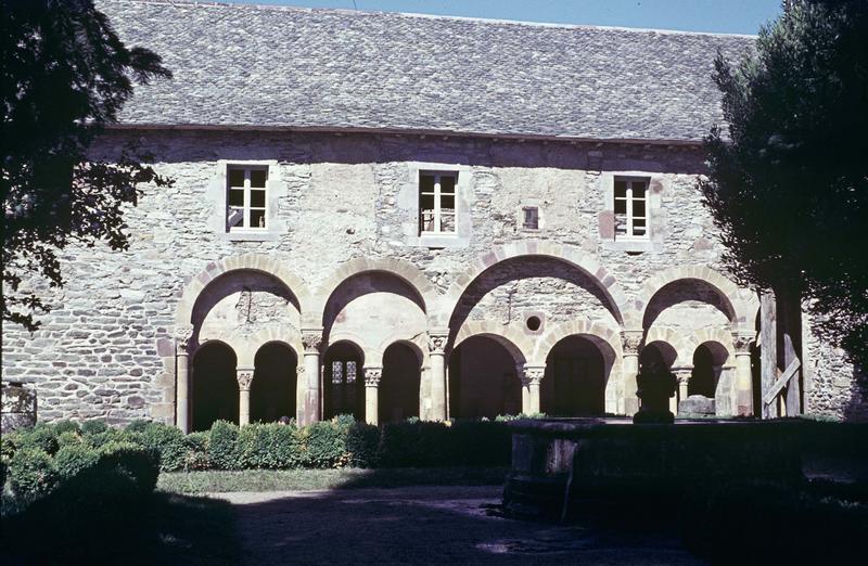 Cloître : façade à galerie sur jardin