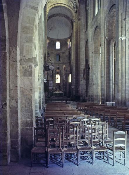 Intérieur : la nef vers le choeur