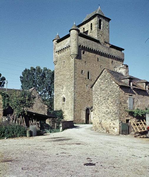 Ensemble fortifié sur une place, maison en pierre