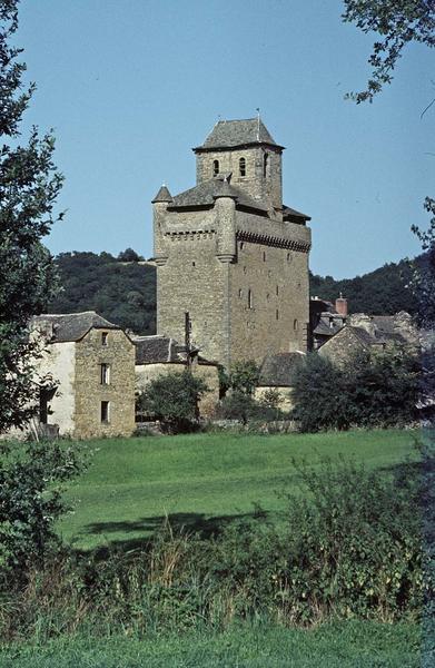 Ensemble fortifié entouré de maisons en pierre