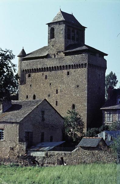 Ensemble fortifié entouré de maisons en pierre