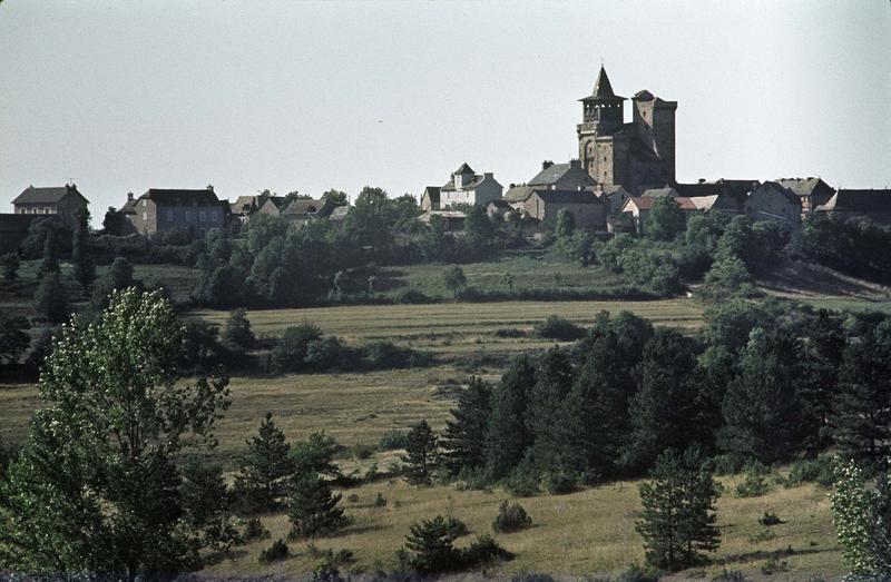 Vue éloignée sur l'église au milieu du village