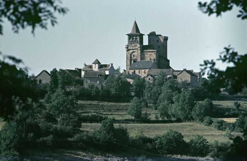 Vue éloignée sur l'église au milieu du village