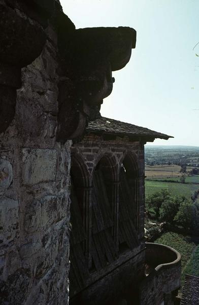 Angle de façades, détail de baies et de toiture