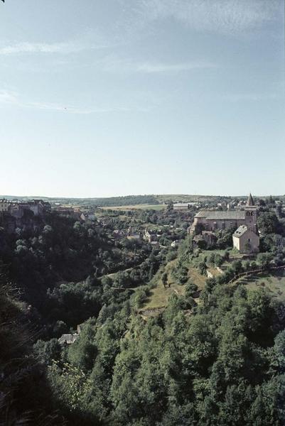 Vue générale de la ville et l'église côté nord