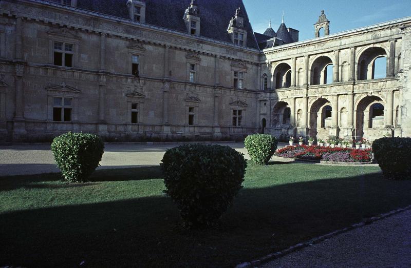 Façade et portique sur jardin