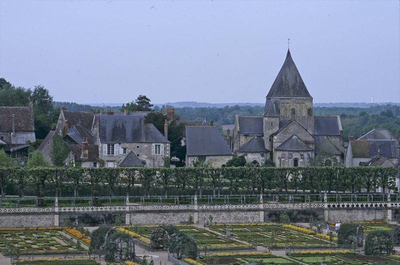 Potager du château et l'église à l'arrière-plan