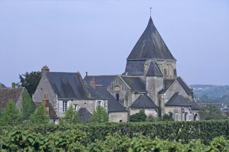 Ensemble et maisons environnantes