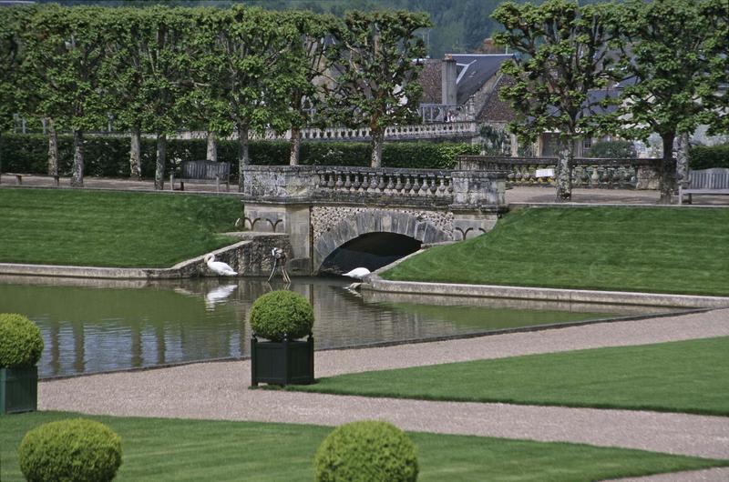 Jardins : cygnes sur le canal, balustrade et parterres