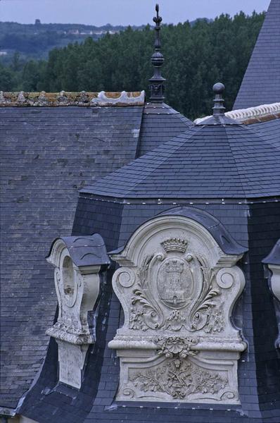 Détail sculpté sur la toiture de la façade sur la terrasse d'en haut