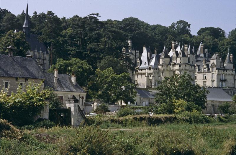 Ensemble du château, bâtiments annexes et chapelle