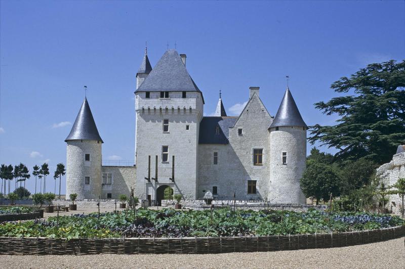 Façade d'entrée : pont-levis, tours