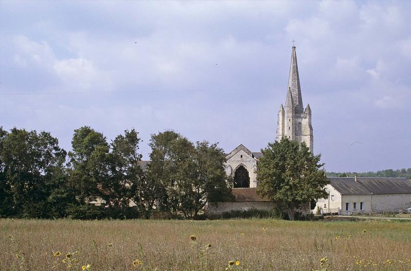 Clocher de l'église et bâtiments