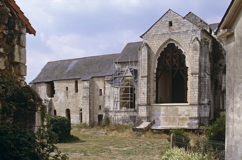 Façade de l'église en cours de restauration