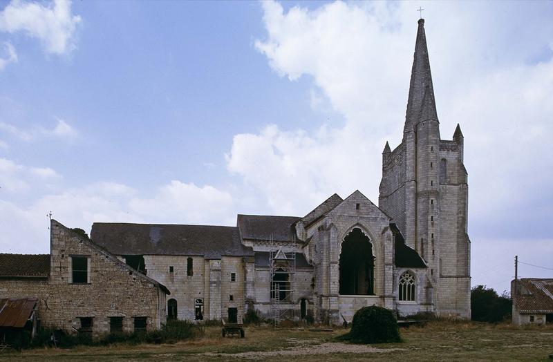 Ensemble de l'église en  cours de restauration