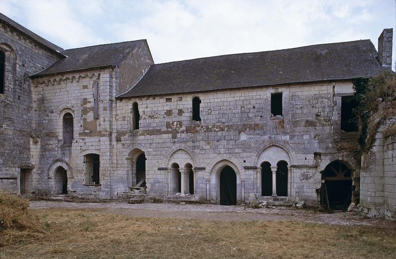 Façade de l'église en cours de restauration