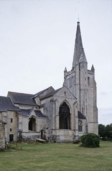 Ensemble de l'église en  cours de restauration, clocher