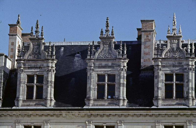 Aile Louis XII : lucarnes de la façade côté ouest