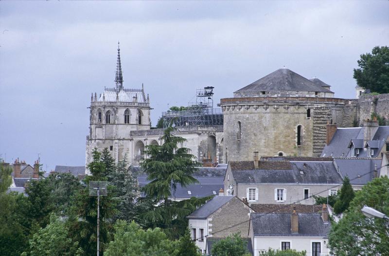 Ensemble du château et de la chapelle vu des maisons environnantes