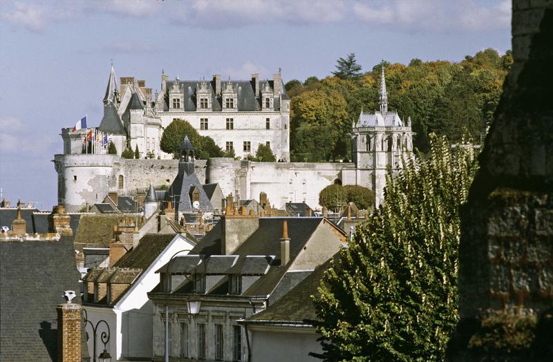 Ensemble du château vu des maisons environnantes