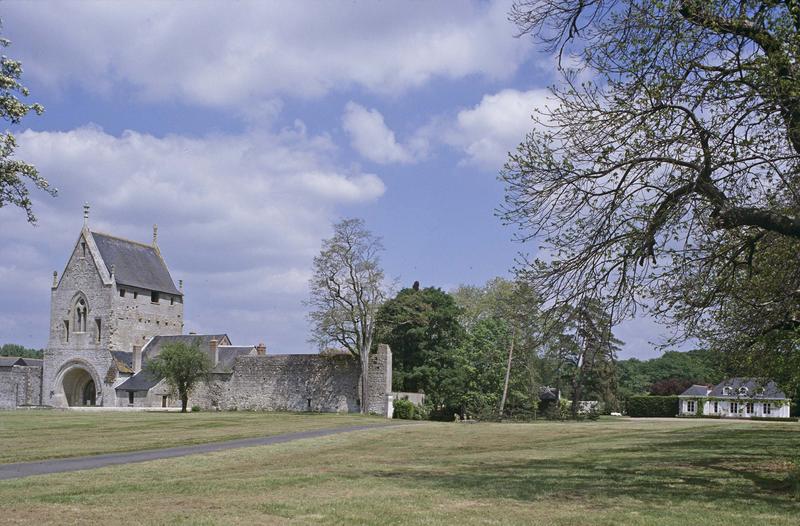 Châtelet d'entrée et mur d'enceinte