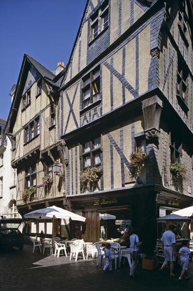 Façades anciennes et devantures de boutiques sur rue