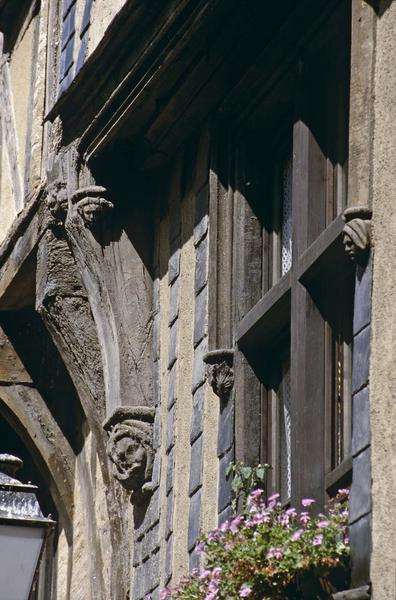 Façade, détail : console sculptée et fenêtre