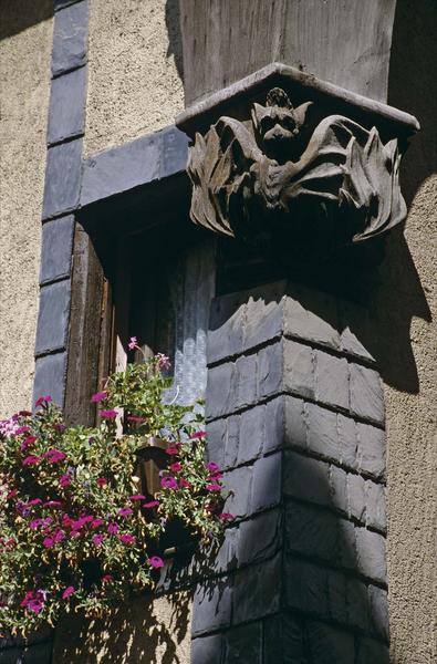 Façade, détail : cul-de-lampe du poteau-cornier