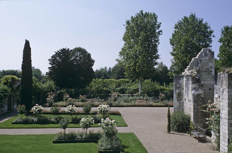 Jardin aménagé devant un mur en ruines