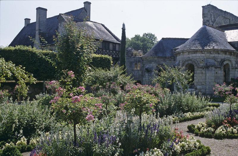 Bâtiment et restes de l'église