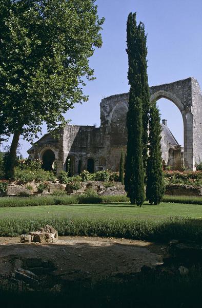 Porche et murs en ruines