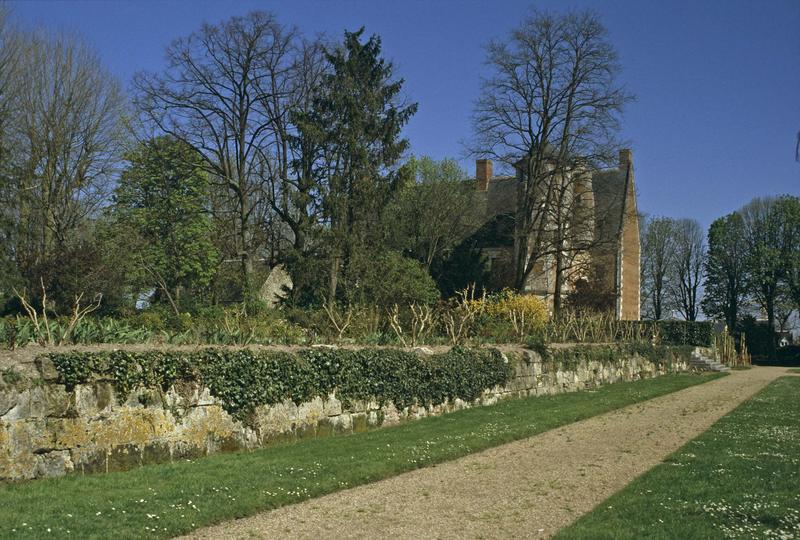 Vue éloignée sur le château de Louis XI