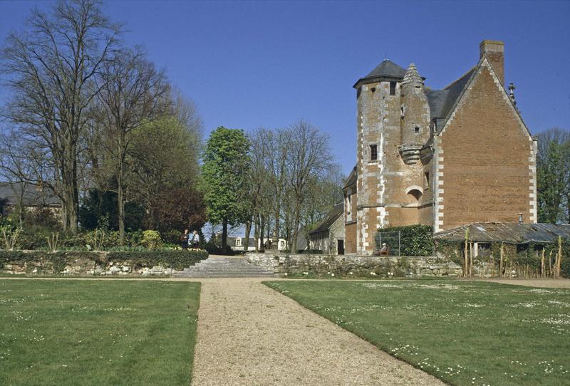 Ensemble sur cour du château de Louis XI