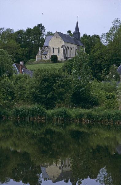 Vue éloignée sur l'ensemble, reflet dans l'eau