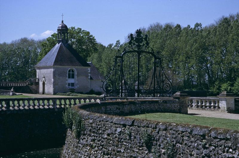 Grille en fer forgé et pavillon de garde