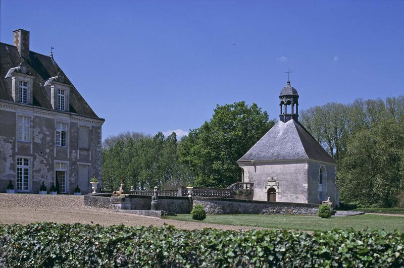 Pavillon de garde et détail de la façade principale