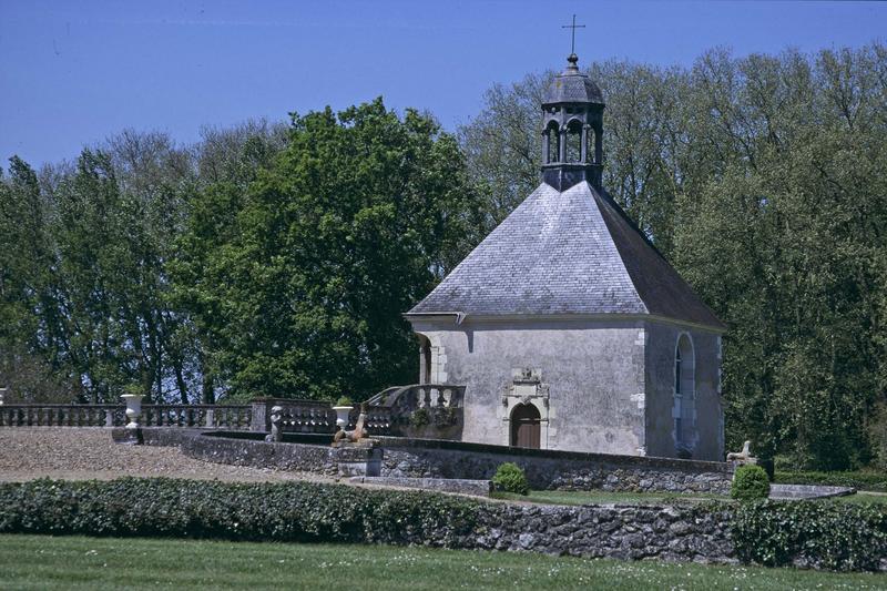 Pavillon de garde et pont en pierre