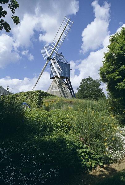 Moulin à vent dans la campagne