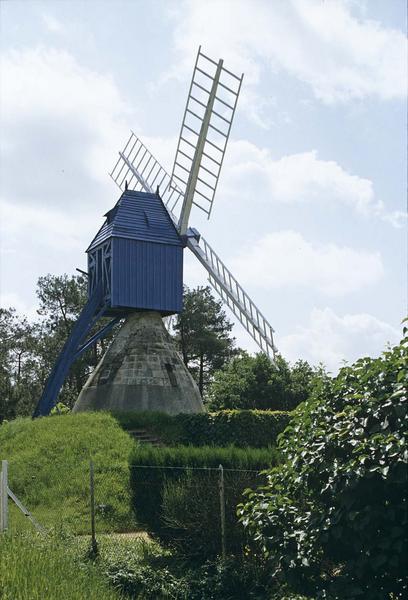 Moulin à vent dans la campagne