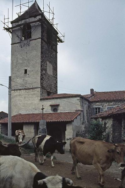 Clocher en cours de restauration et porche ouest