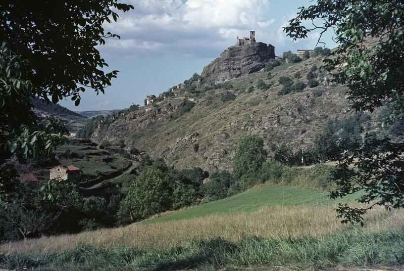 Eglise en ruines sur un promontoire, maisons environnantes