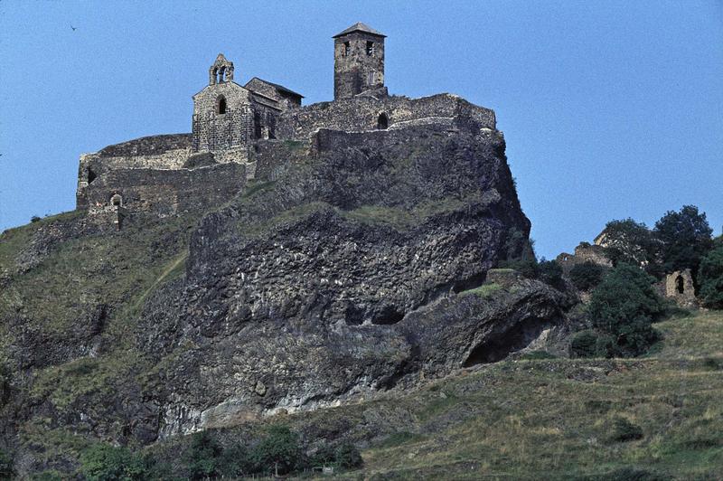 Eglise en ruines sur un promontoire